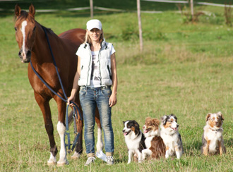 Manuela mit Pferd und Hunden